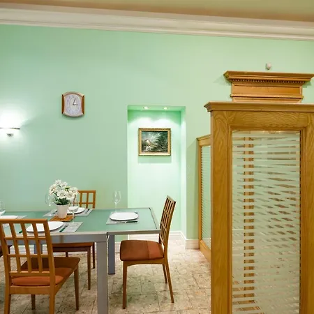 Old 2 Bedroom Vecpilsetas Street ריגה