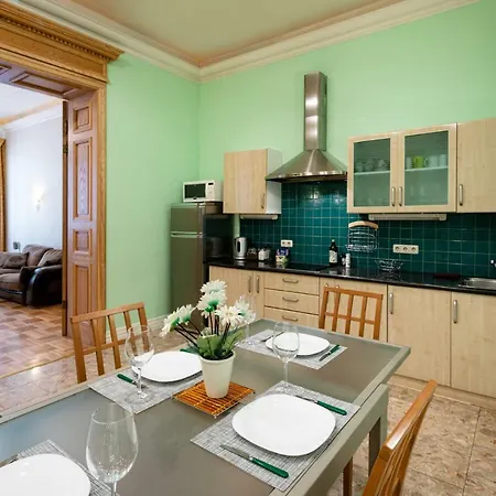 Old 2 Bedroom Vecpilsetas Street דירה *